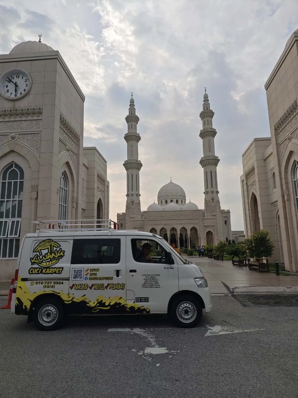 Van Arfa Clean di hadapan masjid - Arfa Clean Kluang Johor